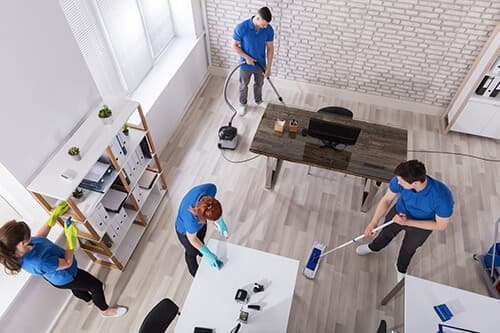 Regelmatig schoonmaakonderhoud op de werkvloer